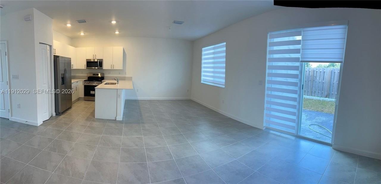 1406 Se 6th Rd #1406 - Photo 2 of 12