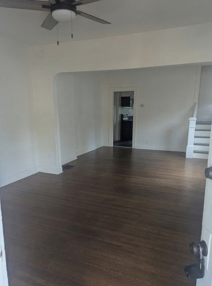 809 E 52nd St - Photo 2 of 10