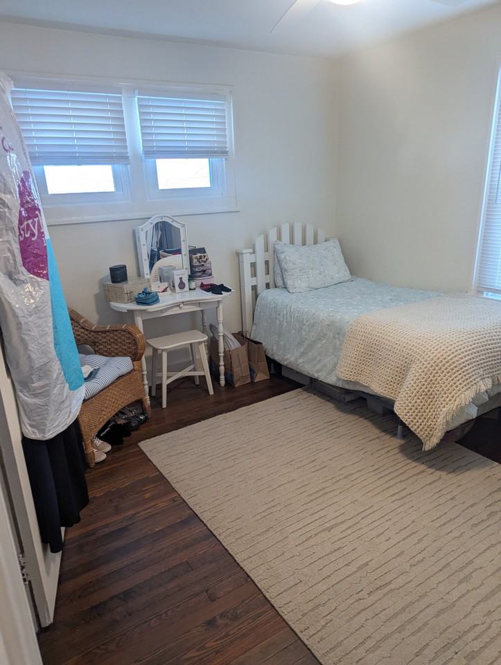 809 E 52nd St - Photo 3 of 10