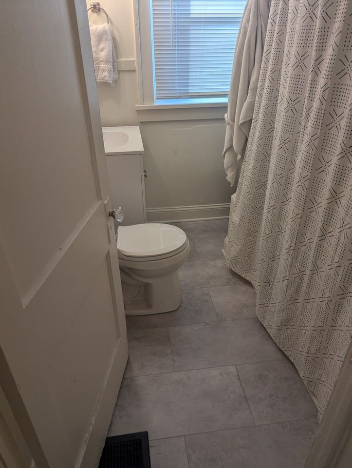 809 E 52nd St - Photo 5 of 10