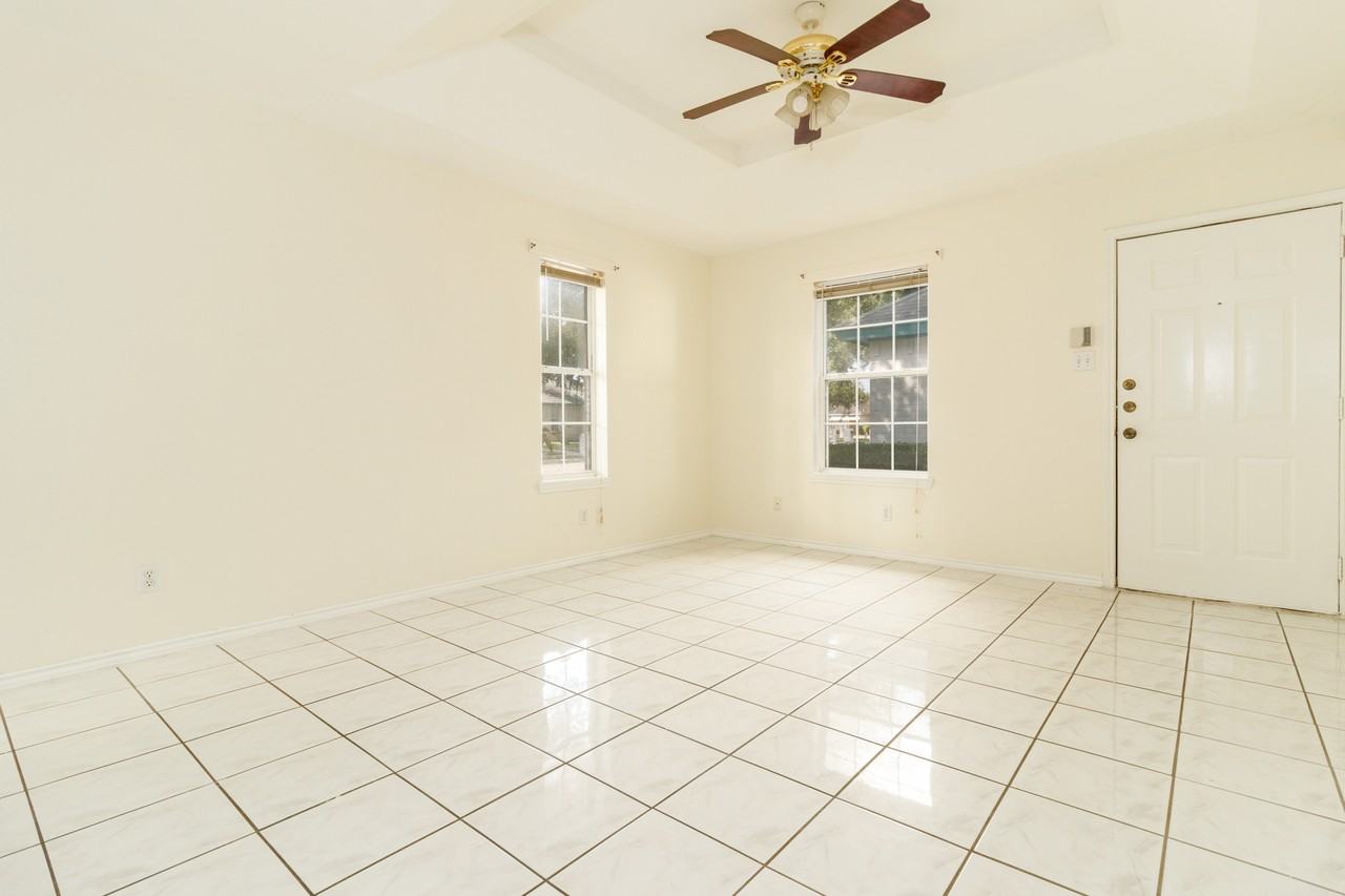 1107 Stonehaven Blvd #3