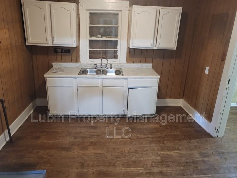 2527 Calvert Ave - Photo 3 of 5