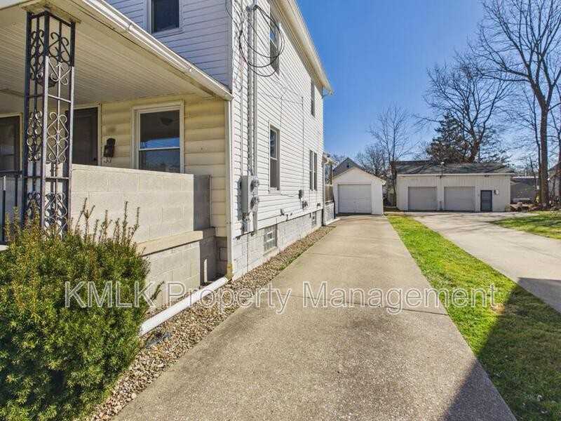 446 7th St - Photo 3 of 40