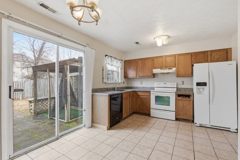 72 Chelmsford Ct - Photo 4 of 17