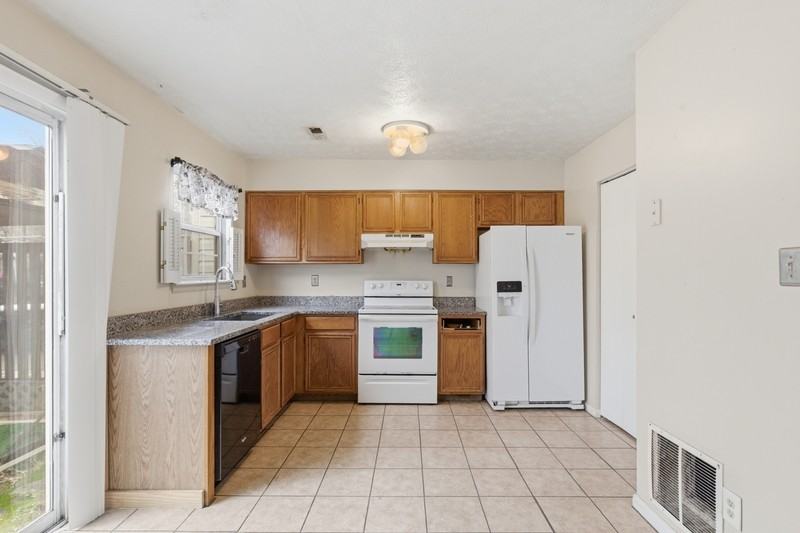 72 Chelmsford Ct - Photo 5 of 17