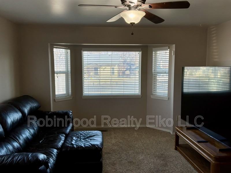 385 Fir St - Photo 5 of 25