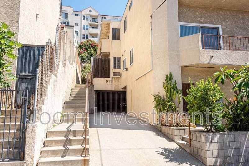 911 W College St - Photo 2 of 19