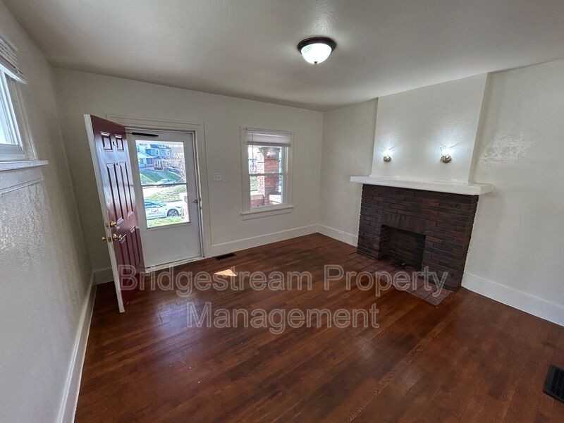 1038 Walnut Hill Pl - Photo 3 of 11