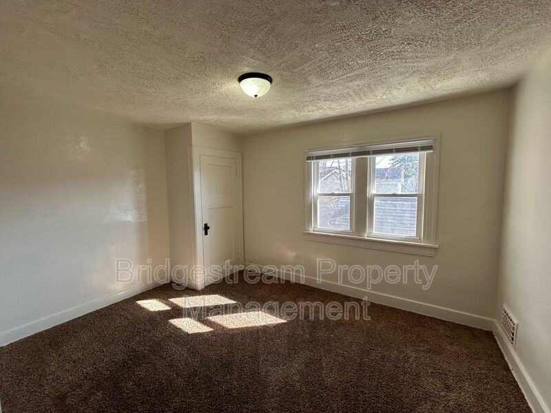 1038 Walnut Hill Pl - Photo 4 of 11