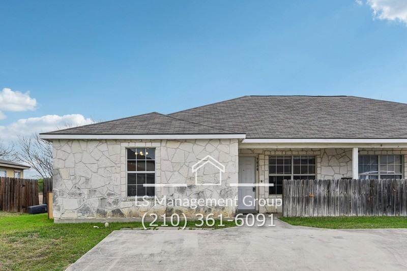 7636 Oak Chase - Photo 2 of 41