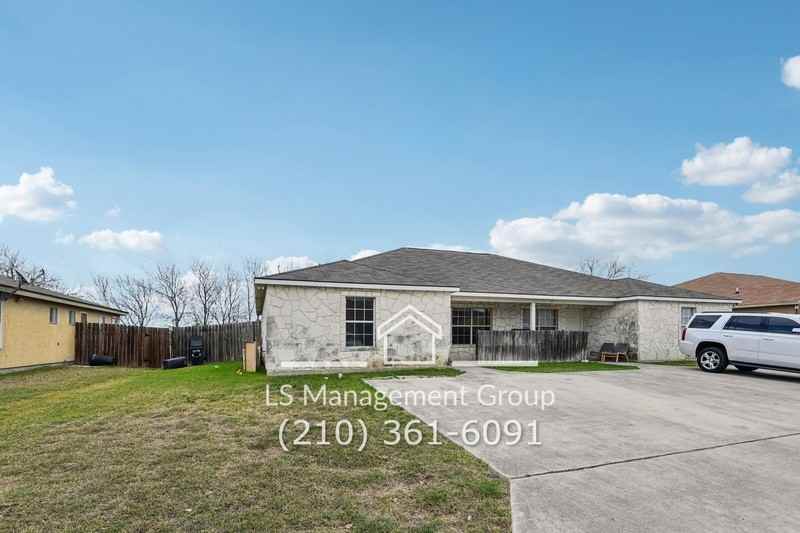 7636 Oak Chase - Photo 4 of 41