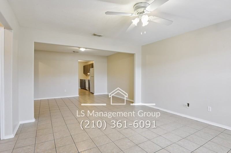 7636 Oak Chase - Photo 7 of 41