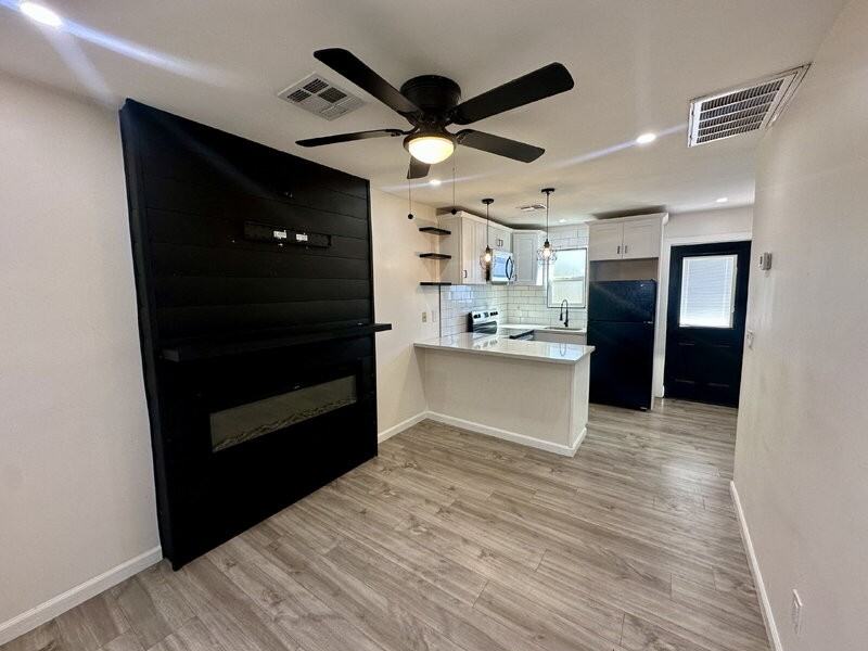 1447 E Mountain View Rd #2 - Photo 3 of 10