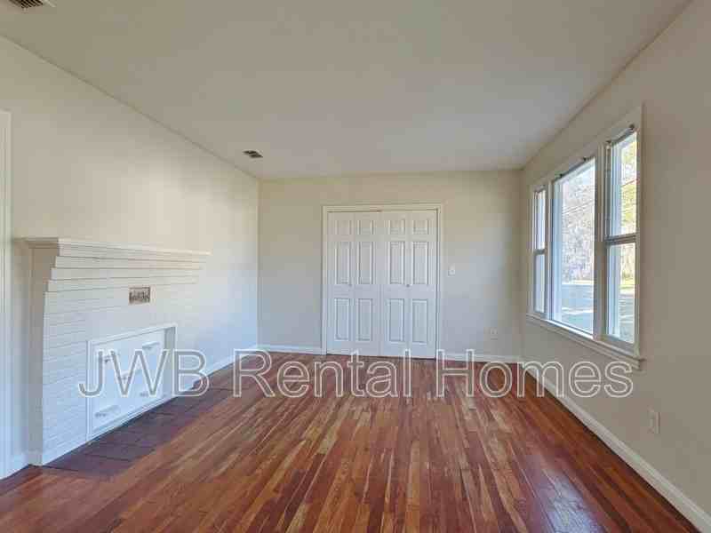 2404 Prospect St - Photo 7 of 13