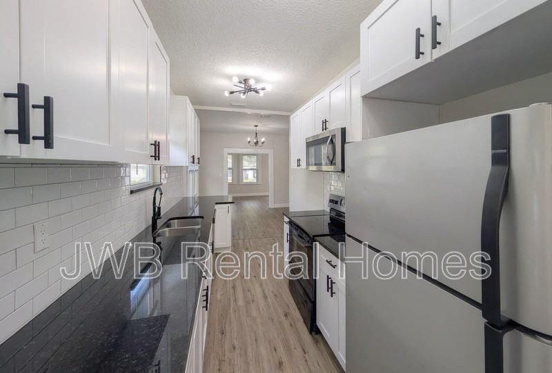 3028 Green St - Photo 2 of 20