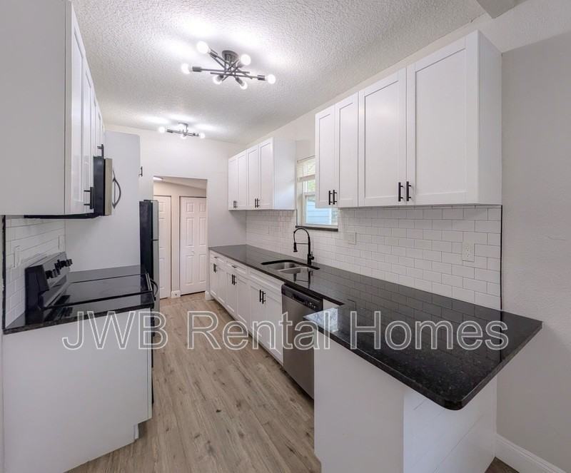 3028 Green St - Photo 4 of 20