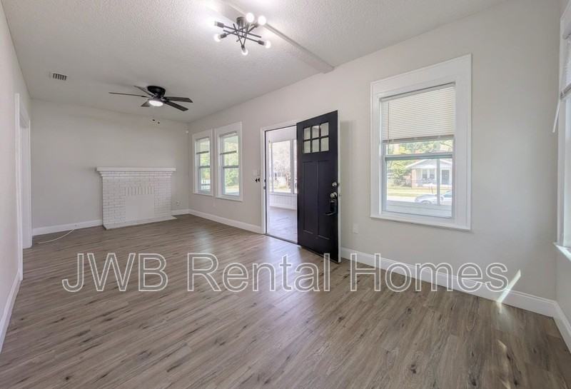 3028 Green St - Photo 5 of 20