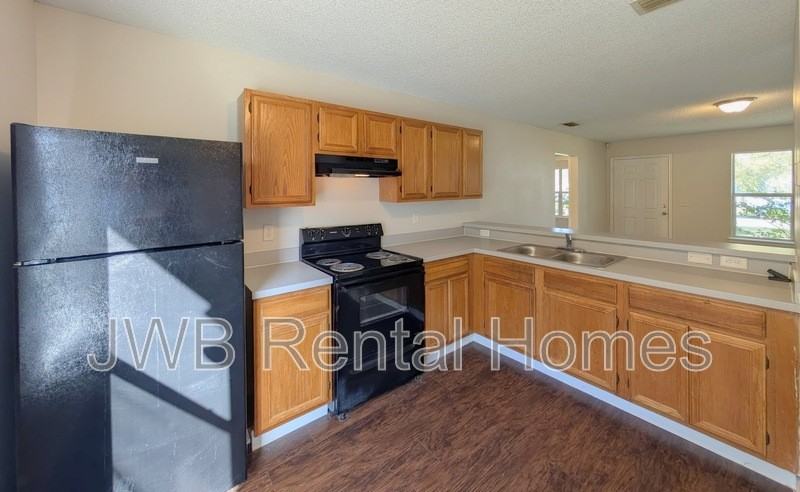 1108 Odessa St - Photo 4 of 17