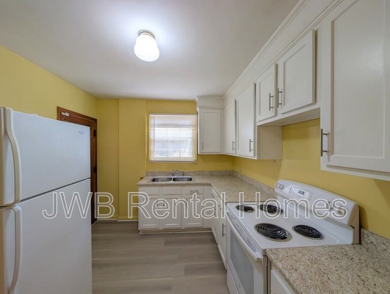 1147 Maynard St - Photo 4 of 16