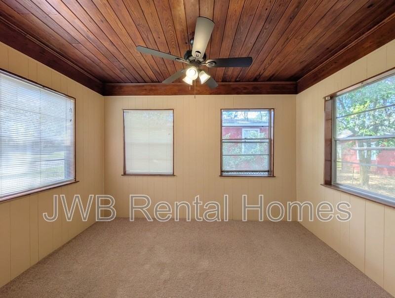 1147 Maynard St - Photo 6 of 16