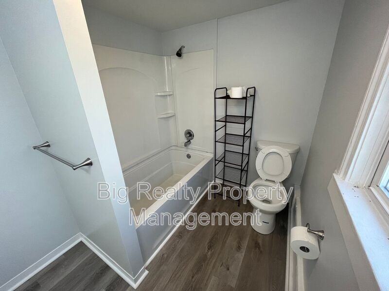 513 Center St - Photo 4 of 7