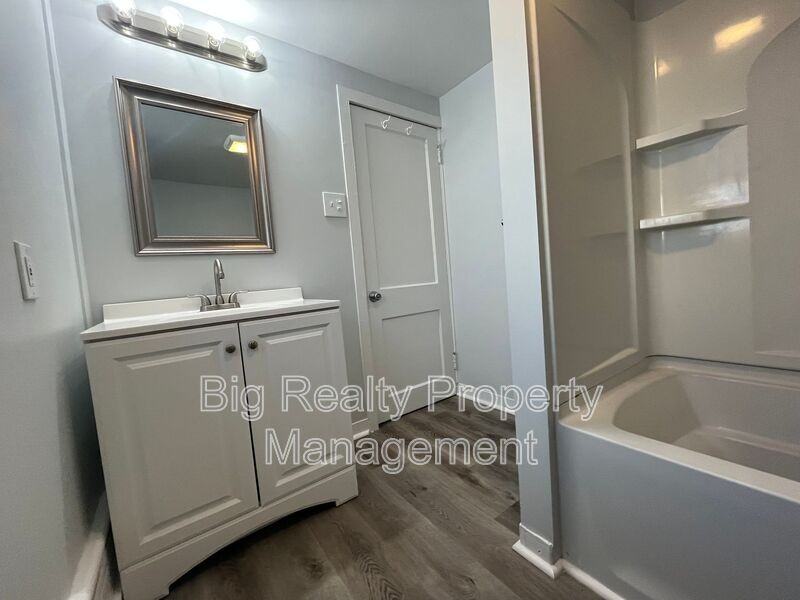 513 Center St - Photo 5 of 7