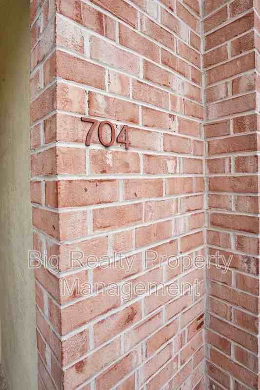 704 Stonybrook Dr - Photo 4 of 42