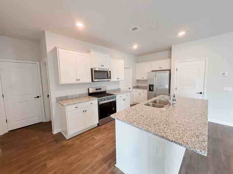 729 Long Bluff Rd - Photo 5 of 38