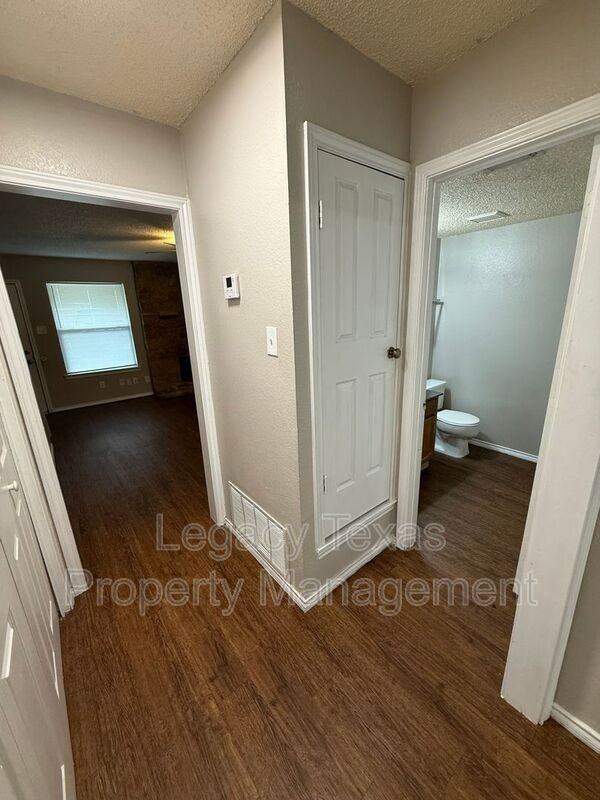 1607 Sun Valley Dr Apt D - Photo 2 of 15