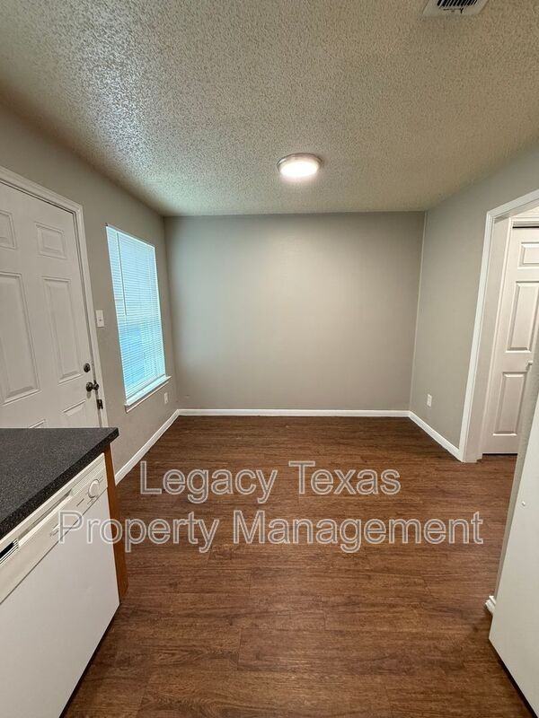 1607 Sun Valley Dr Apt D - Photo 5 of 15