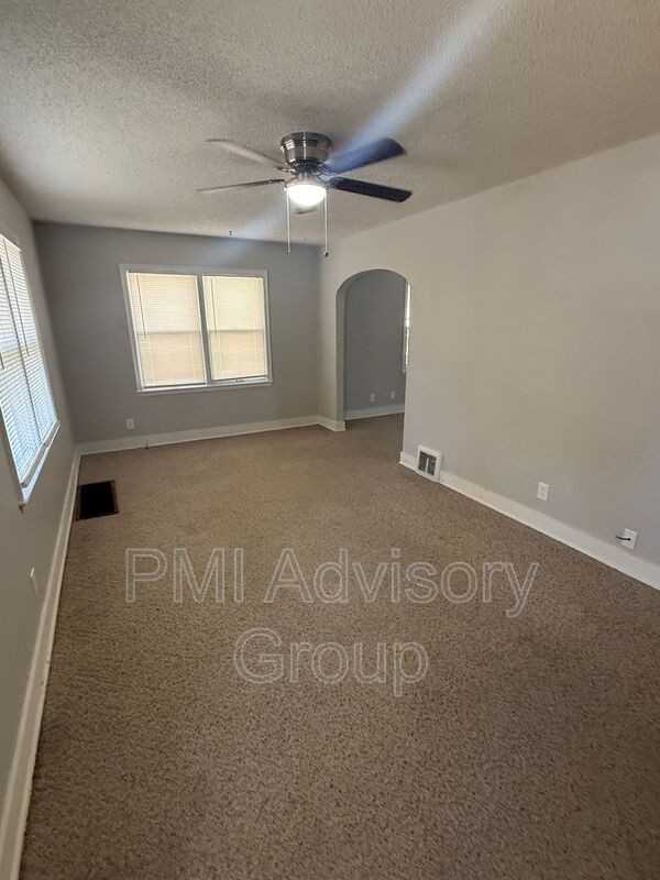 1242 Sw High Ave - Photo 3 of 8