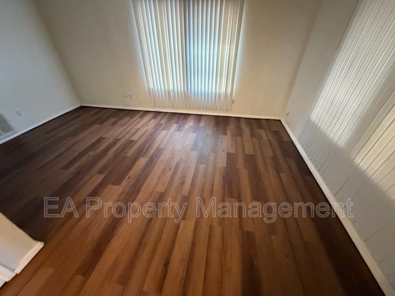 12200 Candelaria Rd Ne #B - Photo 3 of 8