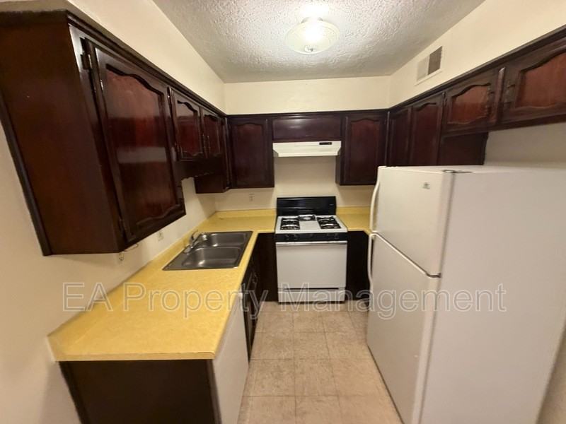 12200 Candelaria Rd Ne #B - Photo 5 of 8