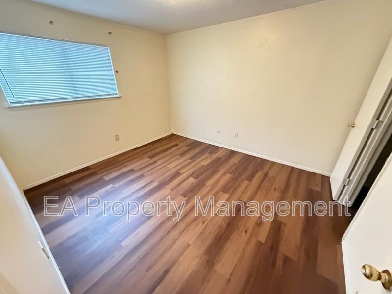 12200 Candelaria Rd Ne #B - Photo 7 of 8