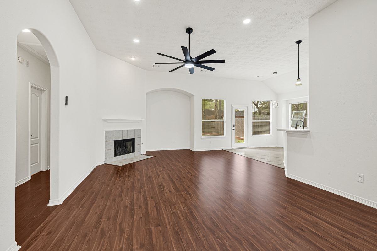 22127 Nobles Crossing Dr - Photo 4 of 34