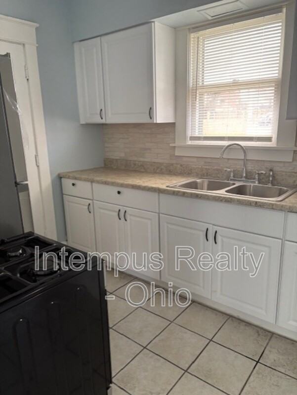 306 Maplewood Ave - Photo 4 of 10