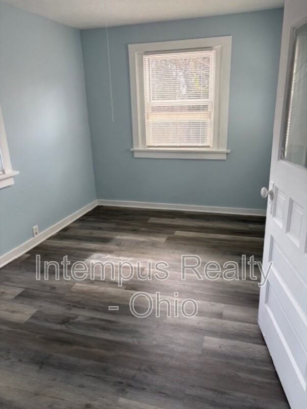 306 Maplewood Ave - Photo 5 of 10