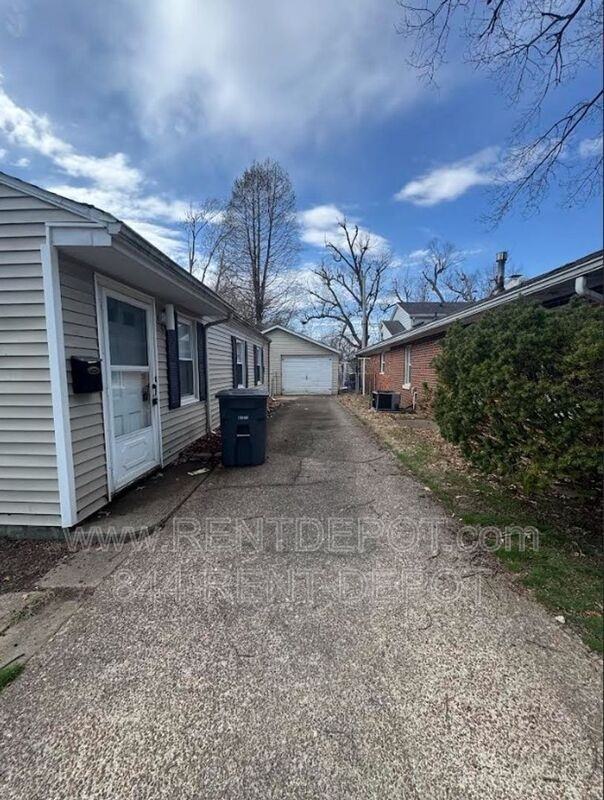 1303 S Saint James Blvd - Photo 2 of 23