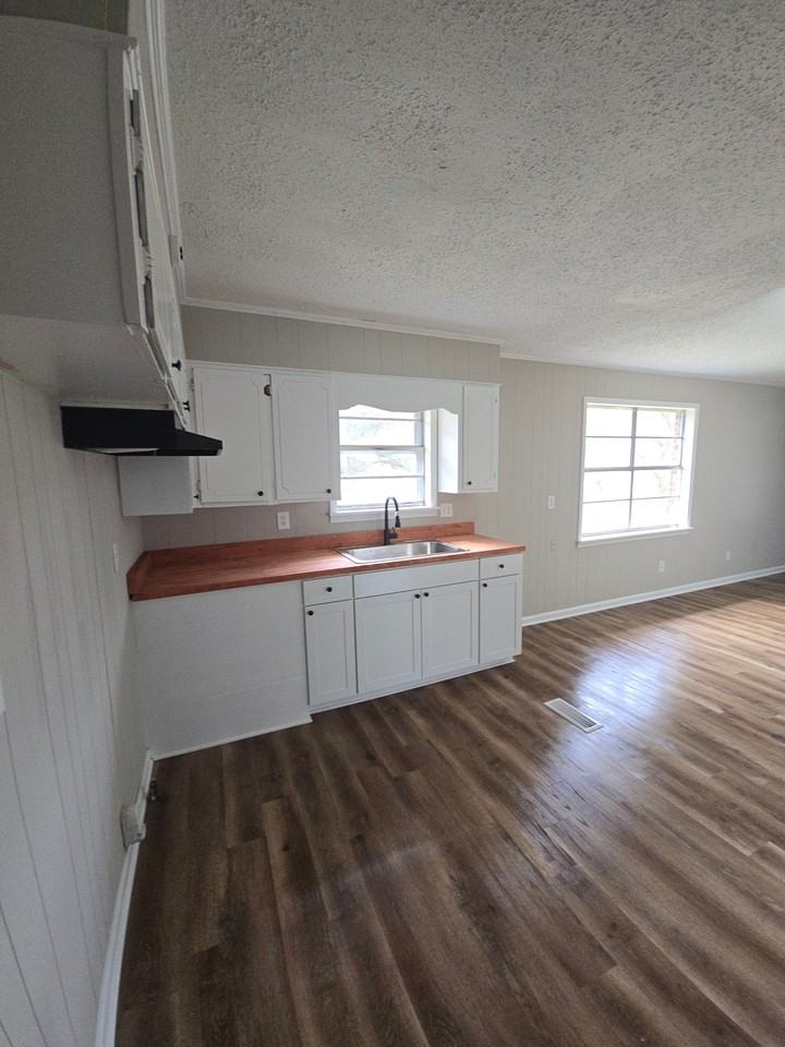 1496 E Jefferson St #1 - Photo 3 of 15