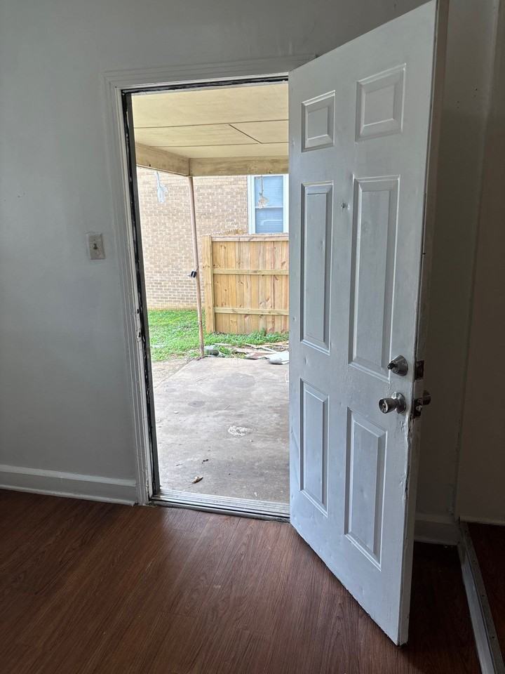 1105 N Mclemore Ave #A - Photo 3 of 18