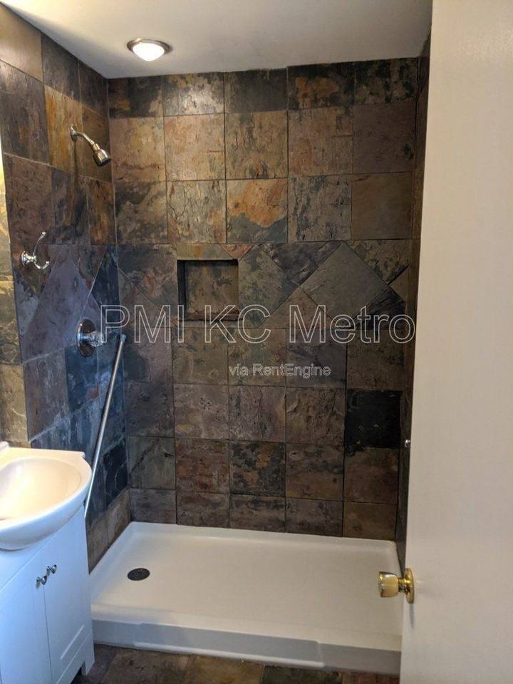 3207 Ne 48th Ter - Photo 2 of 10