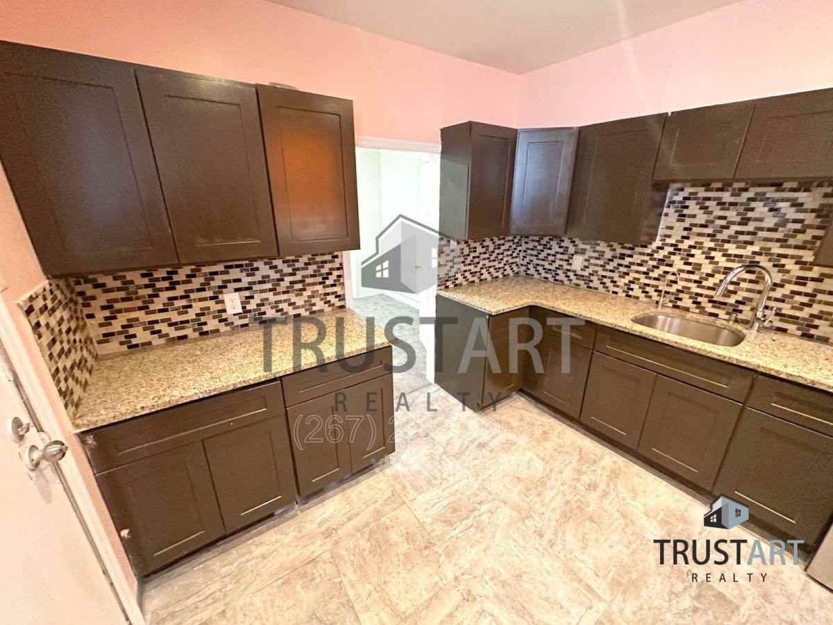 805 Lindley Ave - Photo 3 of 10