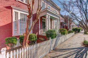 featured image of 138 W Clay St