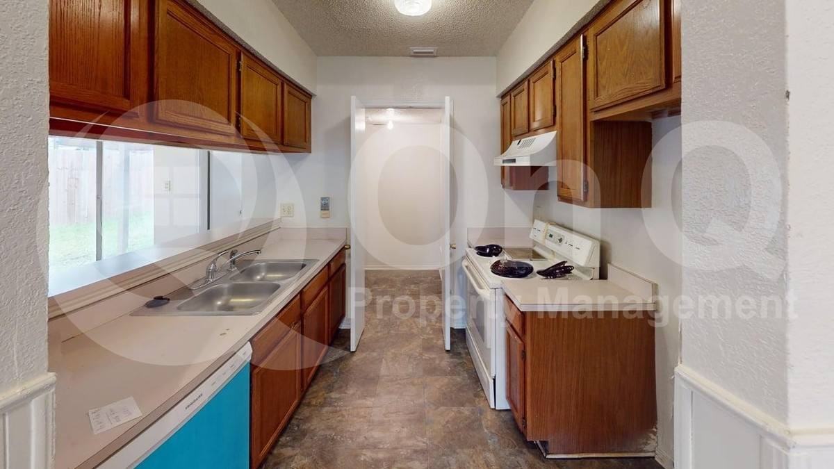 732 Versailles St - Photo 3 of 10