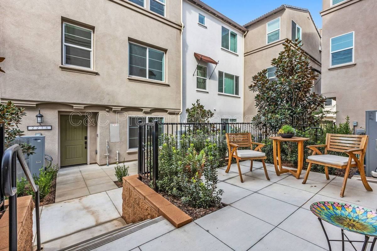 2215 S Cordon Gln - Photo 3 of 10