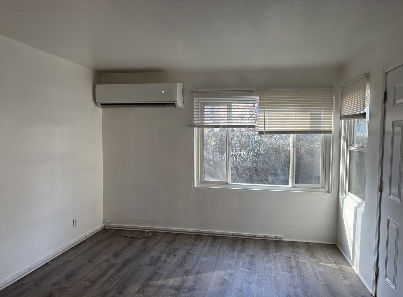 4222 Dunsmuir Ave - Photo 3 of 11