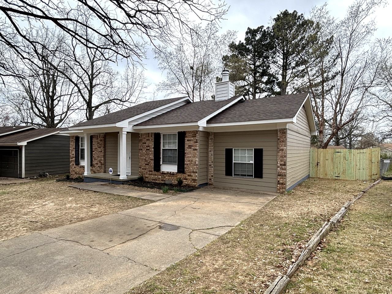 210 Lonsdale Cir - Photo 2 of 14