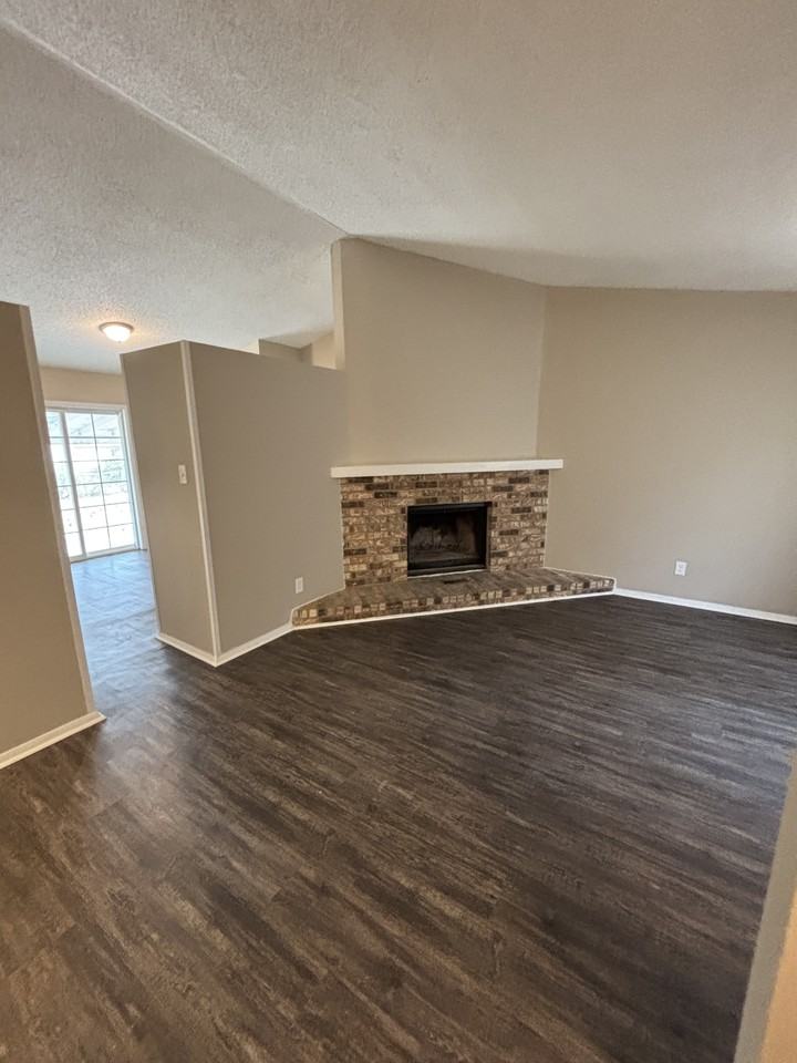 210 Lonsdale Cir - Photo 3 of 14