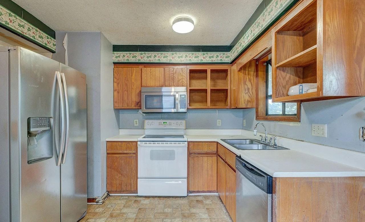 4153 Spirea Dr - Photo 4 of 9