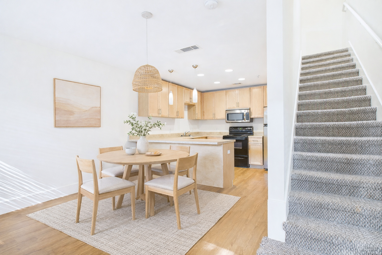 711 W 32Nd St - Photo 3 of 50